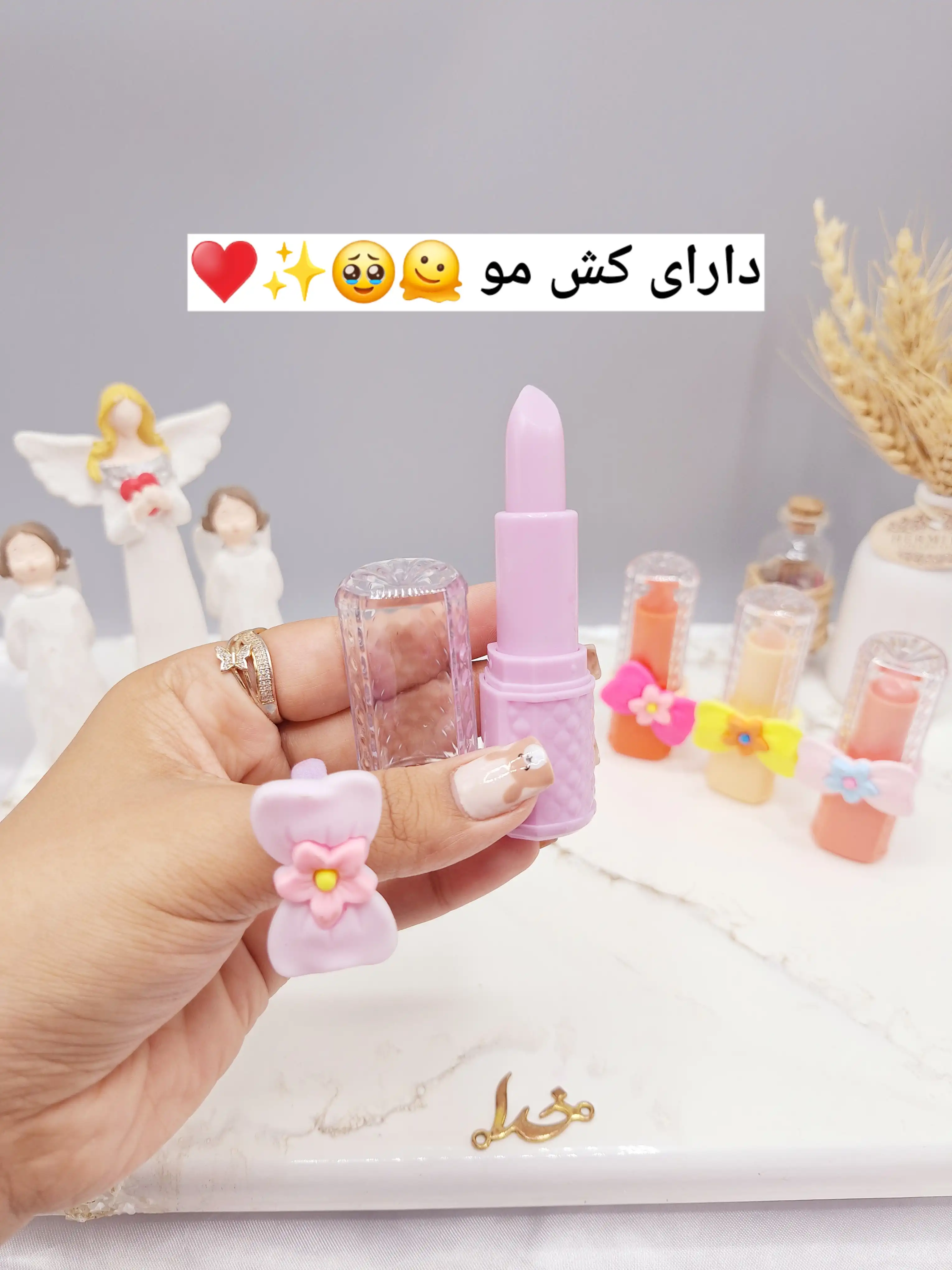 بالم لب رنگی طرح کش مو گل دار برند  ‏HUDA MATTE ME‏ کدHM_2011