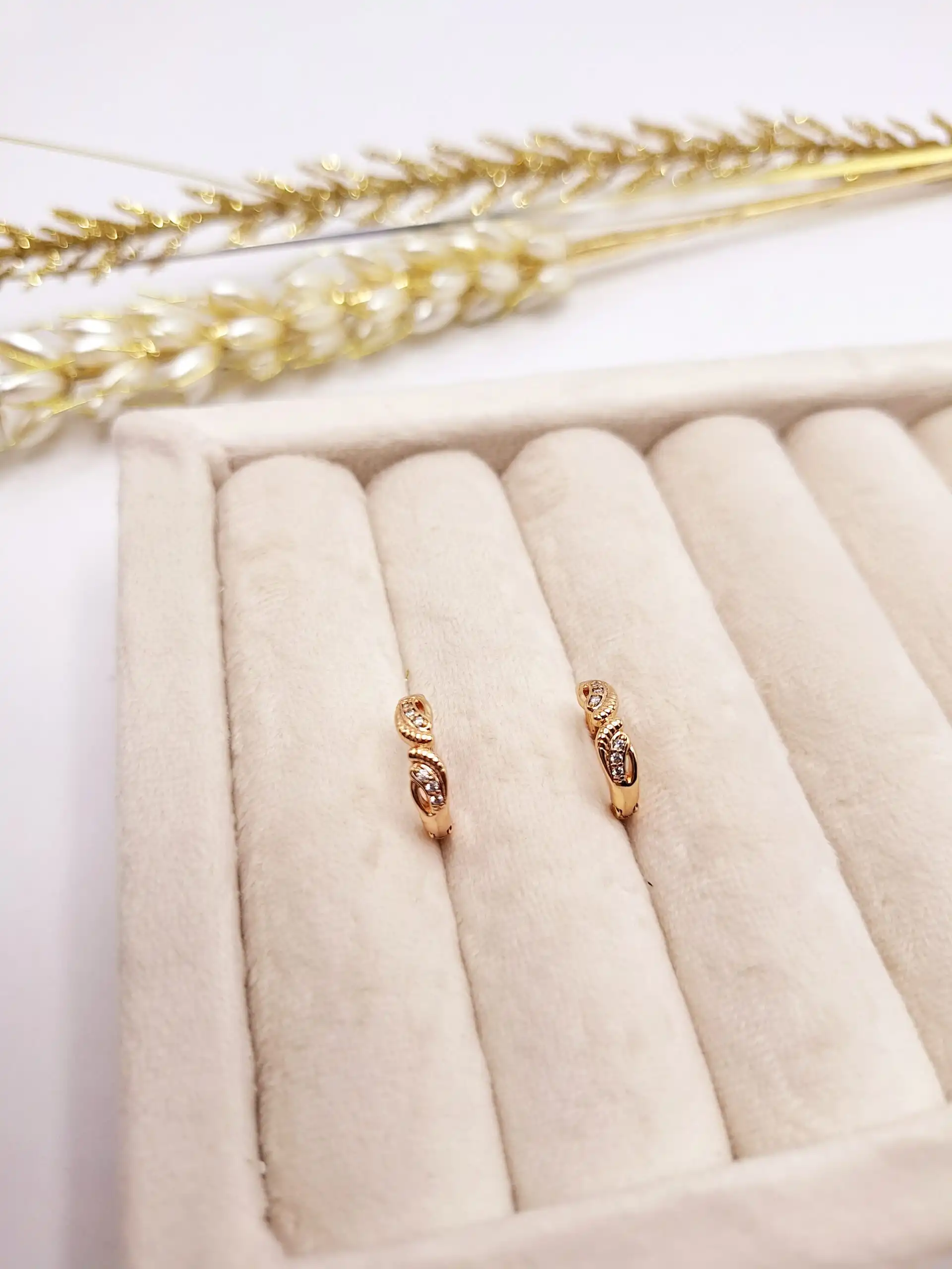 گوشواره طلایی طرح شاخه ای نگین دار برند ژوپینگ