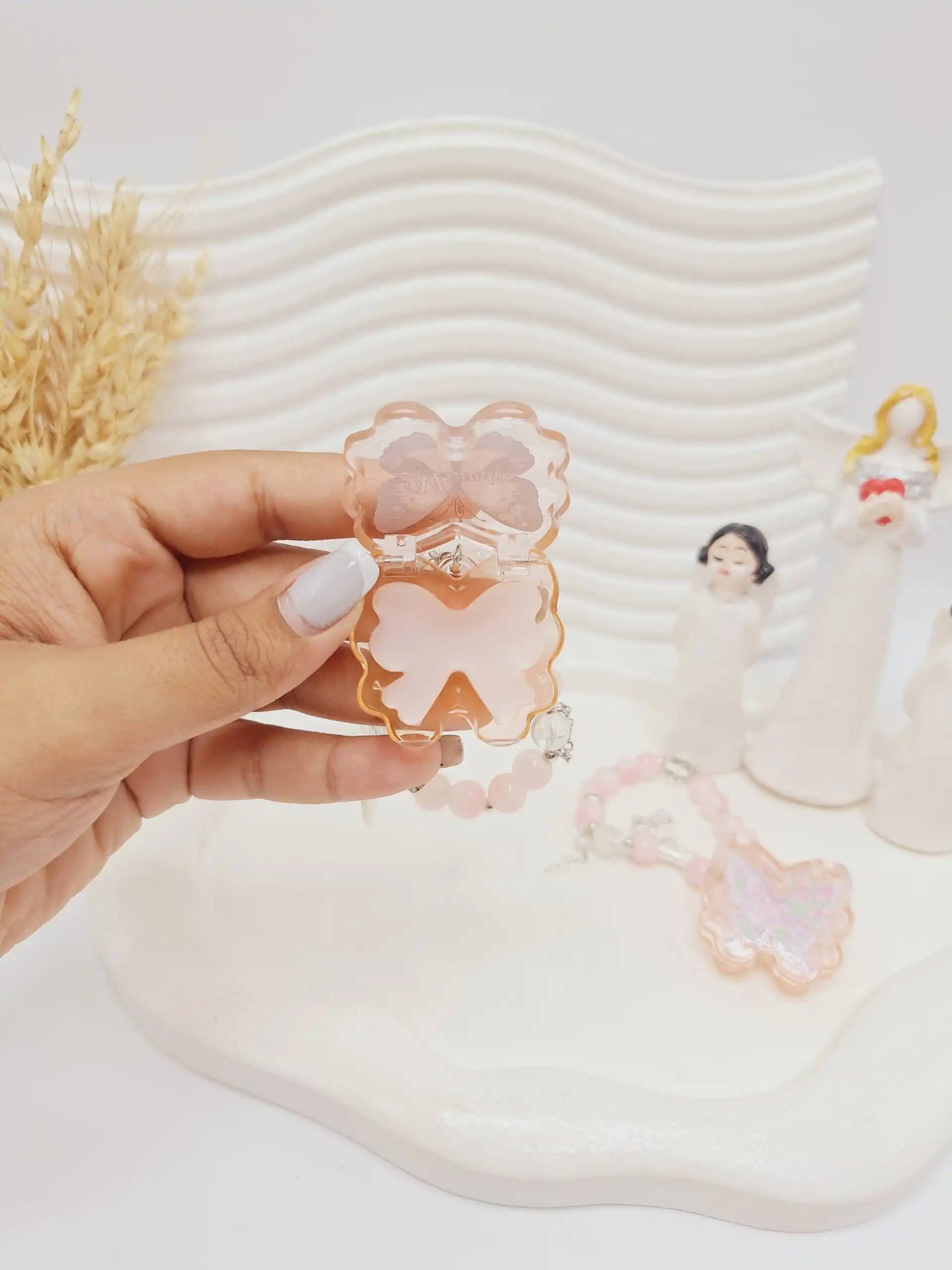 عطر صابونی مدل پروانه همراه دستبند مرواریدی کد 100220